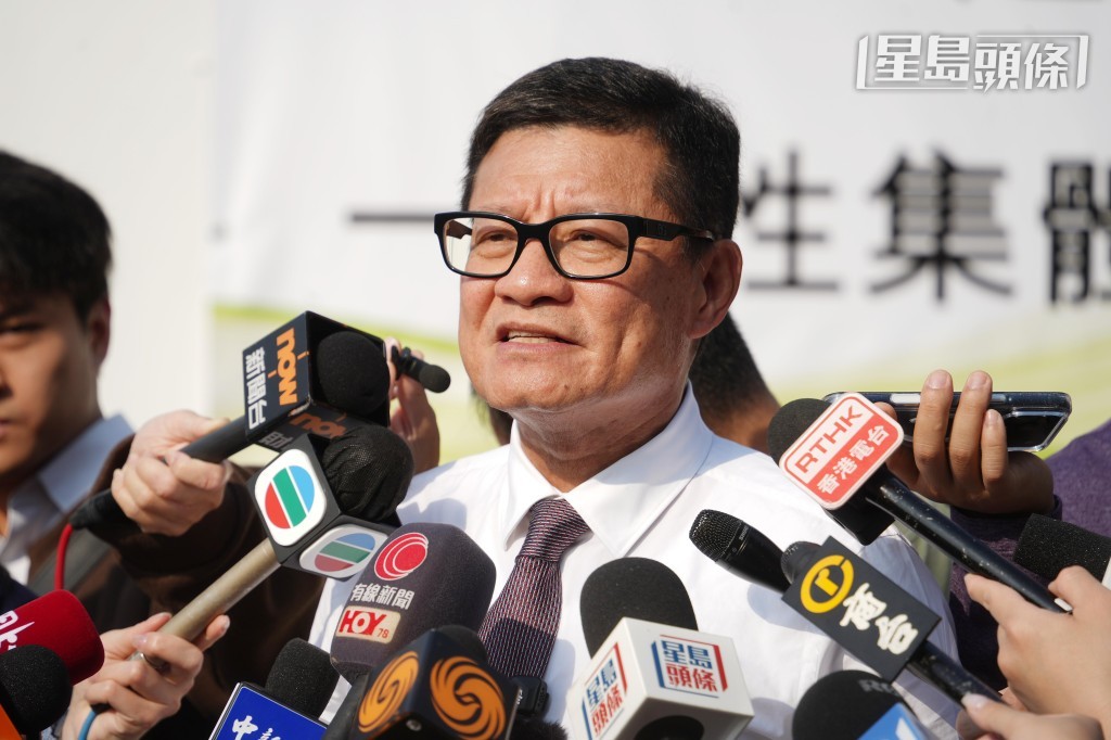 鄭定寕指議會共為418棟樓宇共採購5萬張棚網，涉及89個承建商，其餘批次預料二月初將會按工程項目的完工日期，派發給相關承建商。