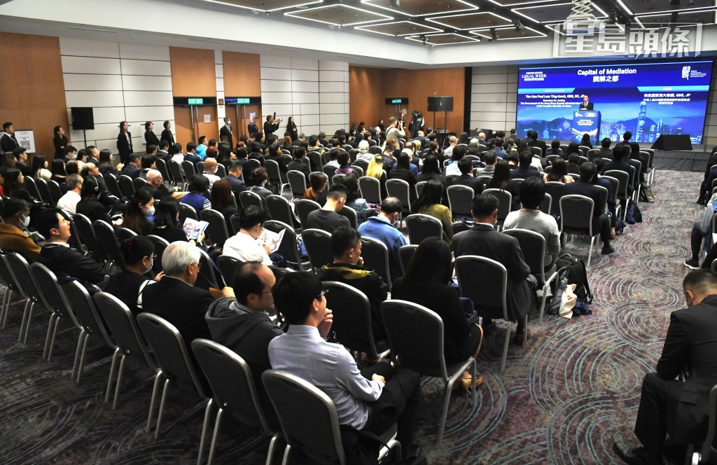 香港法律周今日( 3日 )的活動包括「海牙國際私法會議亞太區域辦事處國際私法研討會——跨國訴訟與認證：海牙公約下的創新實踐」，以及每年一度的「調解之都」論壇和「2025年香港調解講座」。