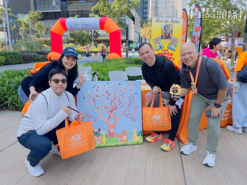 練馬師巫偉傑 (右二) 和「和平波」馬主蘇振雄 (右) 和太太Mandy、兒子蘇志康善心滿滿，十分關懷特殊兒童教育。