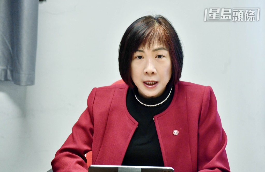 港鐵公司總經理–市務及客戶體驗梁靜雯表示，Tracy 已由「實習生」變為港鐵客務團隊一份子。