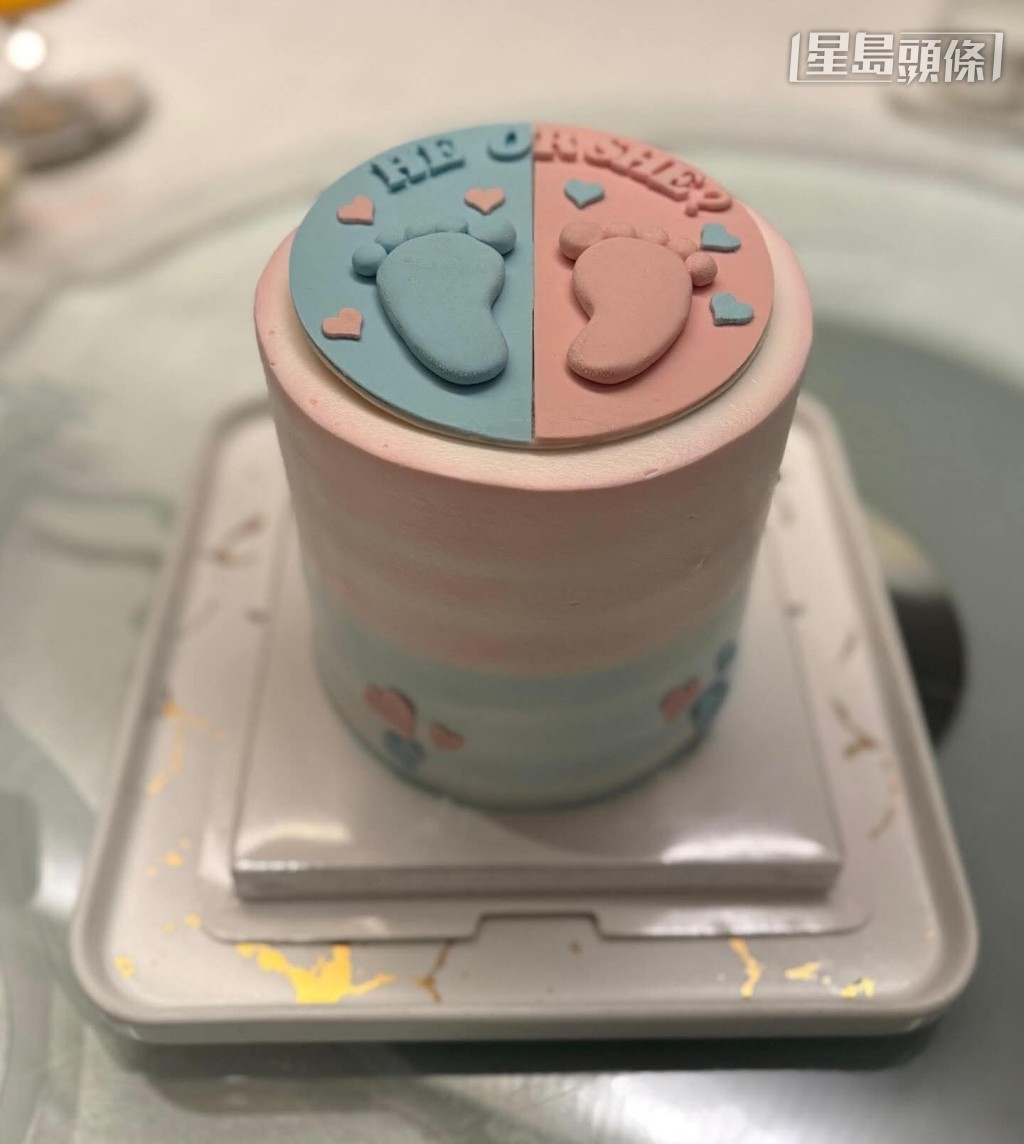 寫上BoyOrGirl的禮物及蛋糕。相片來源:蔣嘉琦ig 寫上BoyOrGirl的禮物及蛋糕。相片來源:蔣嘉琦ig