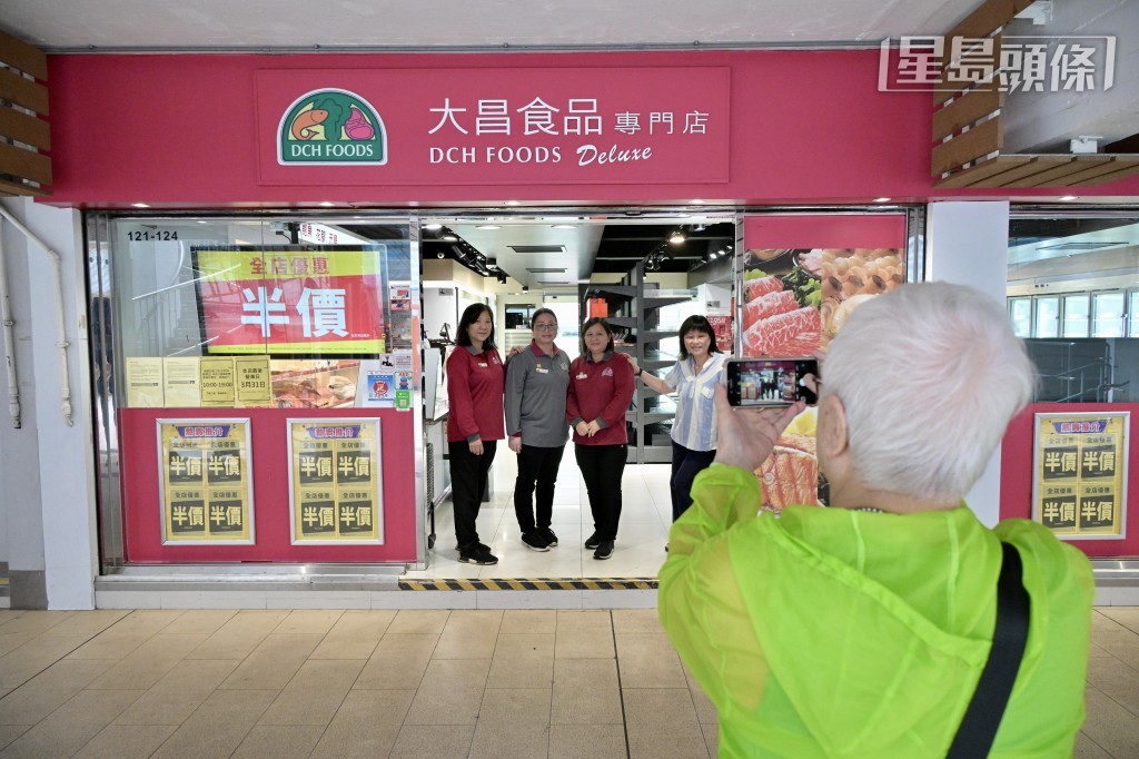 有坪石邨居民经过与店员聊天,并站在店门前与店员合影,表示“识咗几十年留念吓”。苏正谦摄 有坪石邨居民经过与店员聊天,并站在店门前与店员合影,表示“识咗几十年留念吓”。苏正谦摄