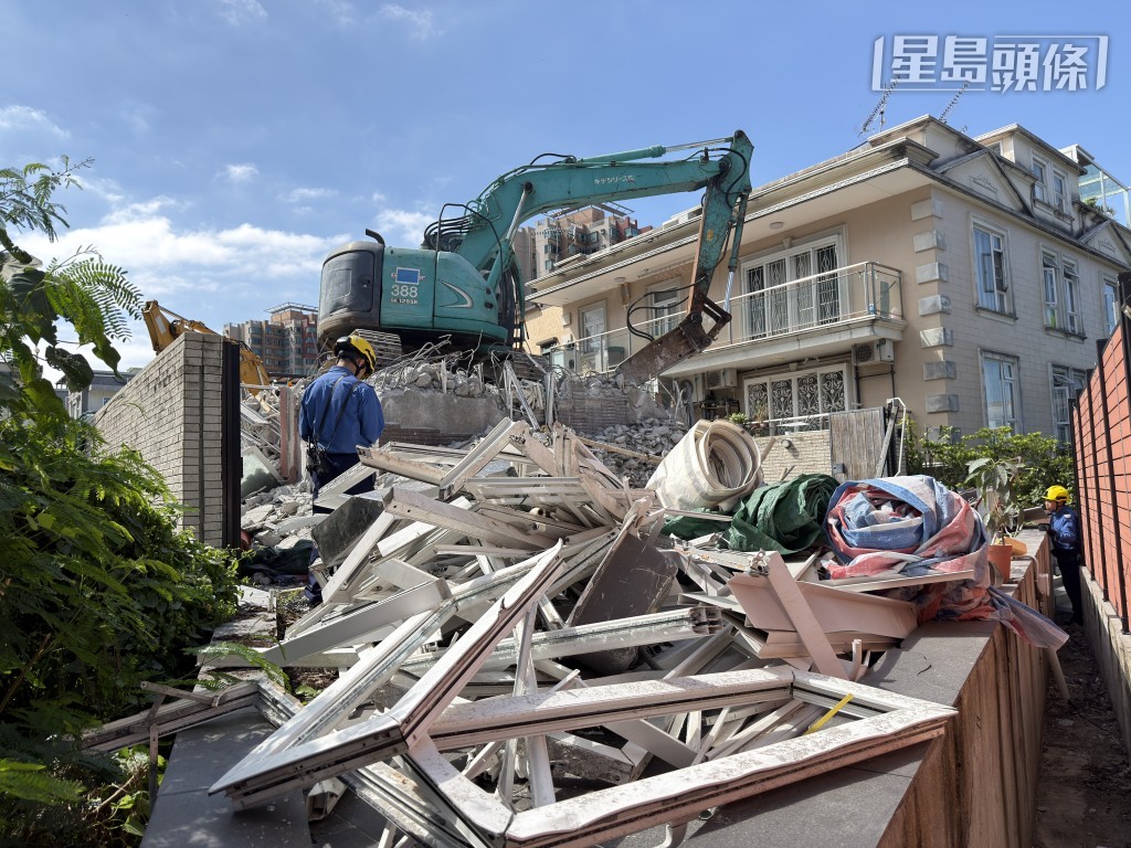 女工遭塌牆壓倒昏迷送院,其後死亡。 女工遭塌牆壓倒昏迷送院,其後死亡。