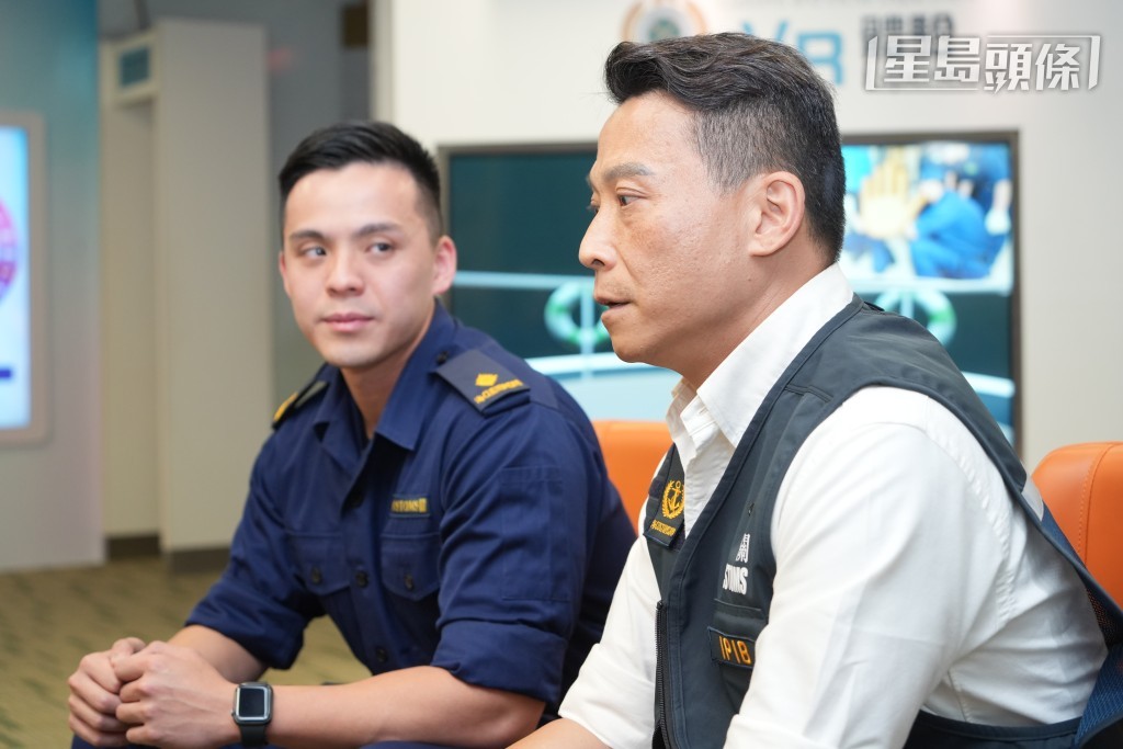 吳紹雄(右)及吳衍霆(左)兩父子平日於飯桌上,除了閒話家常,往往還多了幾分工作上的心得交流和獨特默契。 吳紹雄(右)及吳衍霆(左)兩父子平日於飯桌上,除了閒話家常,往往還多了幾分工作上的心得交流和獨特默契。