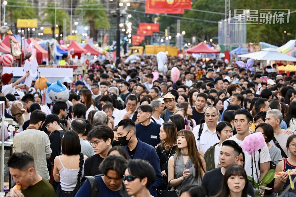 維園年宵市場人頭湧湧，氣氛熱鬧。