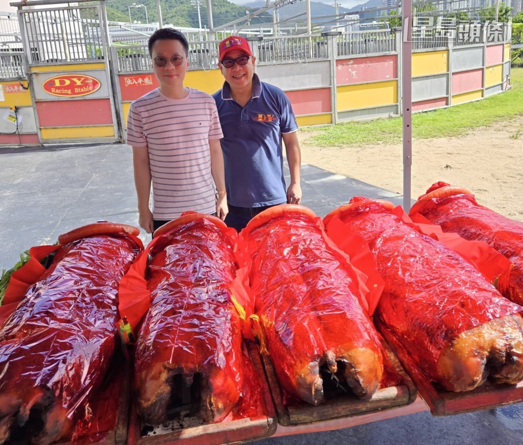 叶厩暑假举行拜神仪式，谭健业 (左) 都有出席，祈求马运亨通，相信一众俊晖马主团体成员都希望马儿今场在谷草一哩取得突破表现。