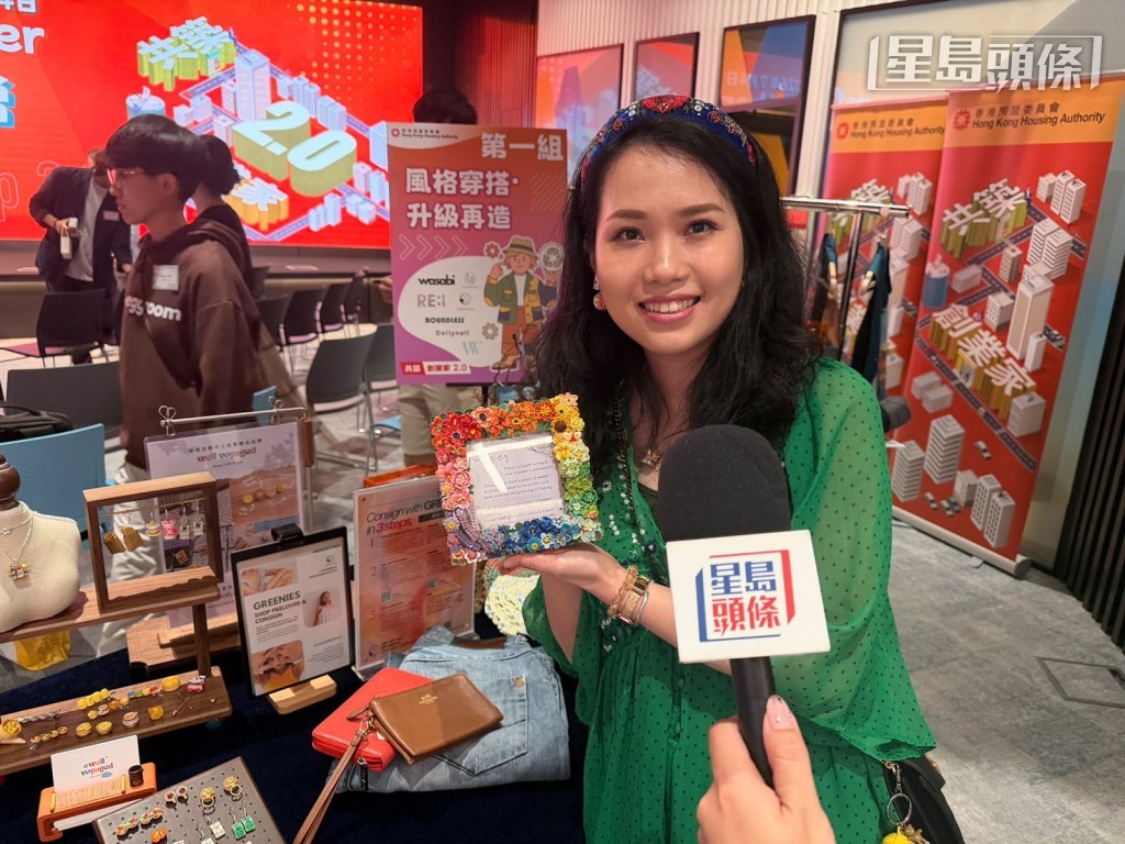 創業4年的飾物檔主Amy,以「紙捲藝術」製成耳環、頸鏈和相框。 創業4年的飾物檔主Amy,以「紙捲藝術」製成耳環、頸鏈和相框。