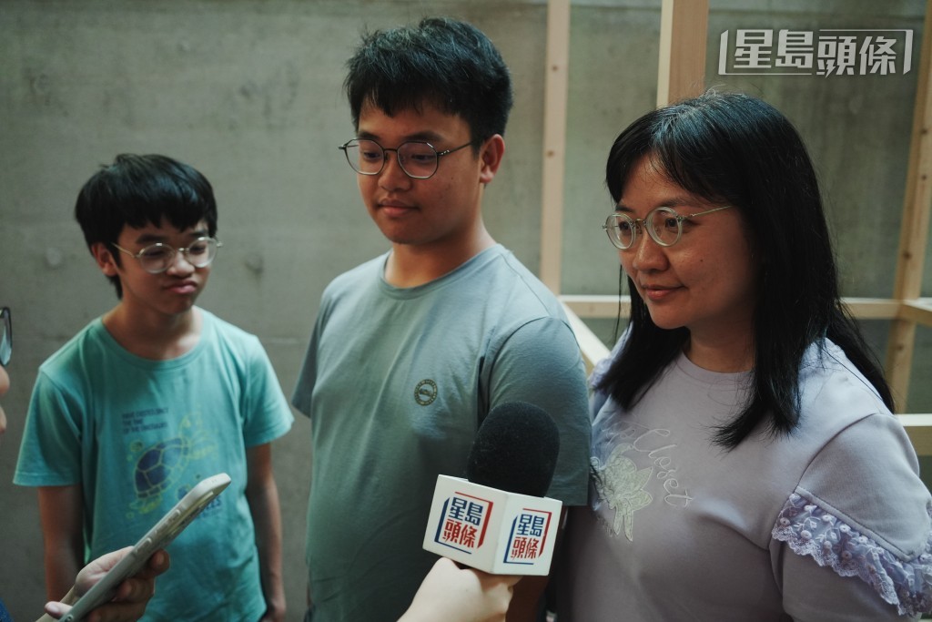 Joseph(左)及Jacob(中)認為展覽精彩，參觀後對文化事物產生更大興趣。
