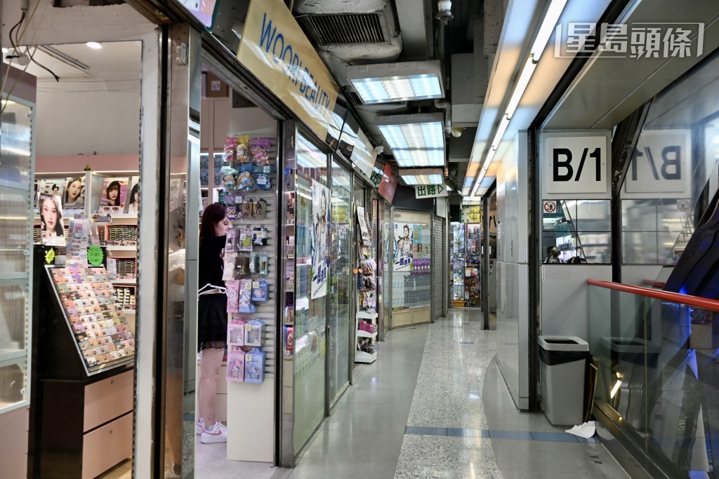 「兆萬中心」數層零售店舖均人流稀少，未能吸引內地旅客「翻生」。