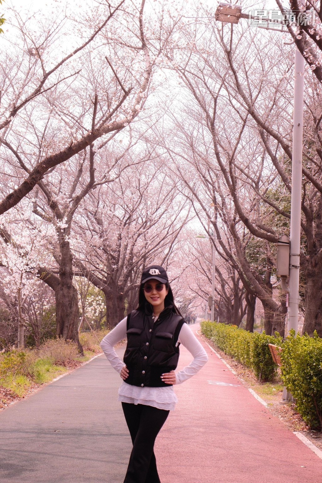 「勇敢」系马主林建康的太太林黄宁艳近期和家人一起前往韩国釜山，欣赏当地绽放樱花。