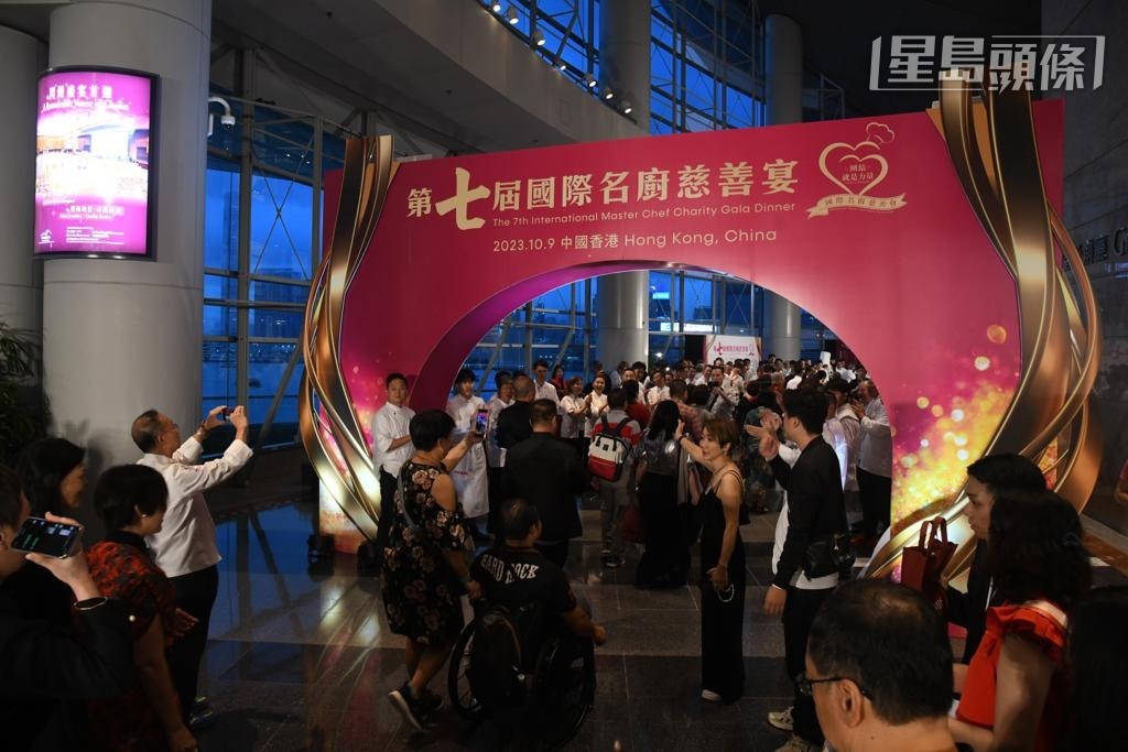 来自世界各地的中菜名厨齐聚湾仔会展，出席“第七届国际名厨慈善宴”筹款。何健勇摄
