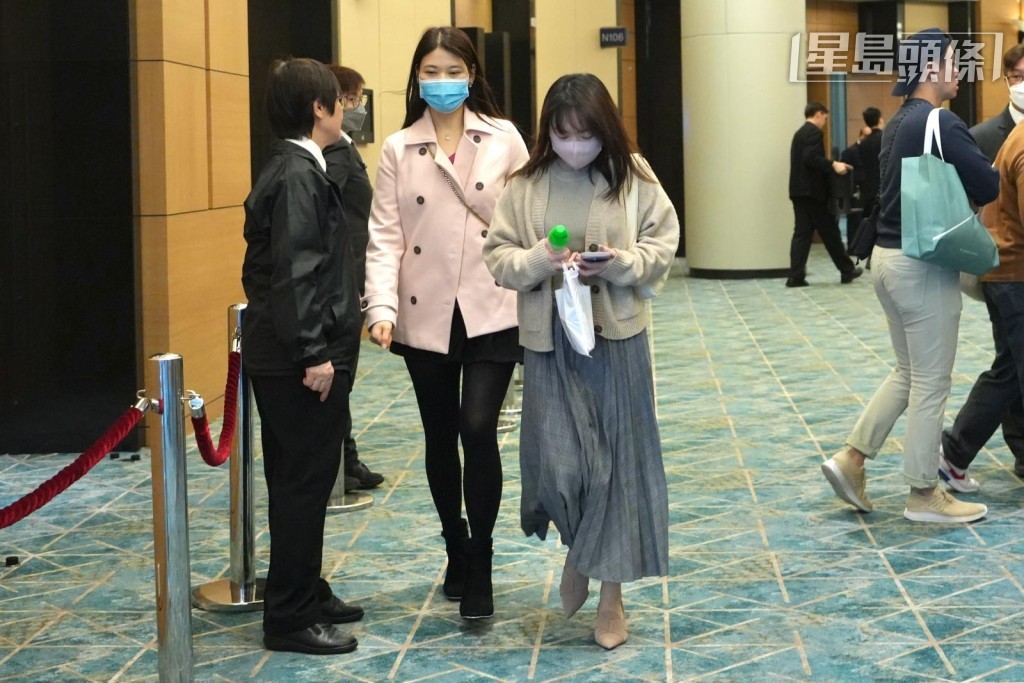 投得D字車牌的女士(右)與友人離開,並無回應記者提問。劉駿軒攝 投得D字車牌的女士(右)與友人離開,並無回應記者提問。劉駿軒攝