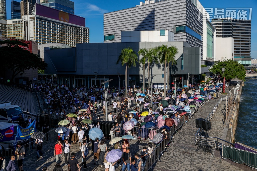 大批市民及遊客到尖沙咀海傍等候觀看。