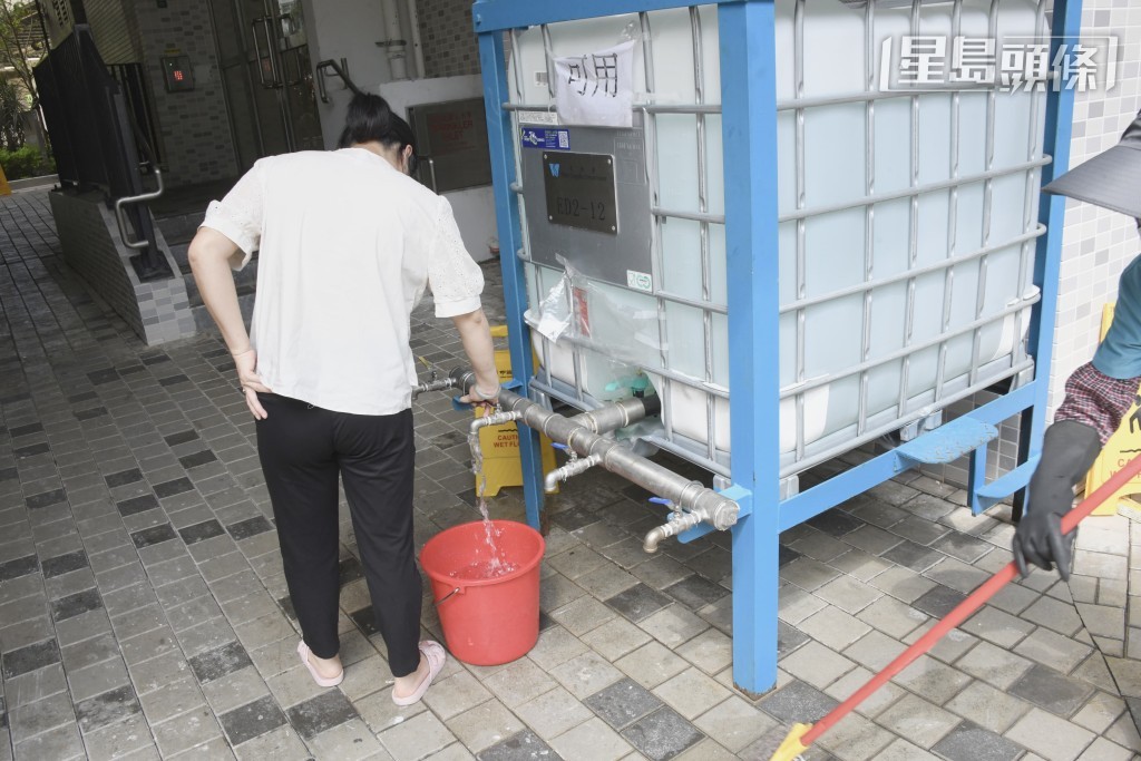 有巿民到水箱取水。伍明輝攝 有巿民到水箱取水。伍明輝攝