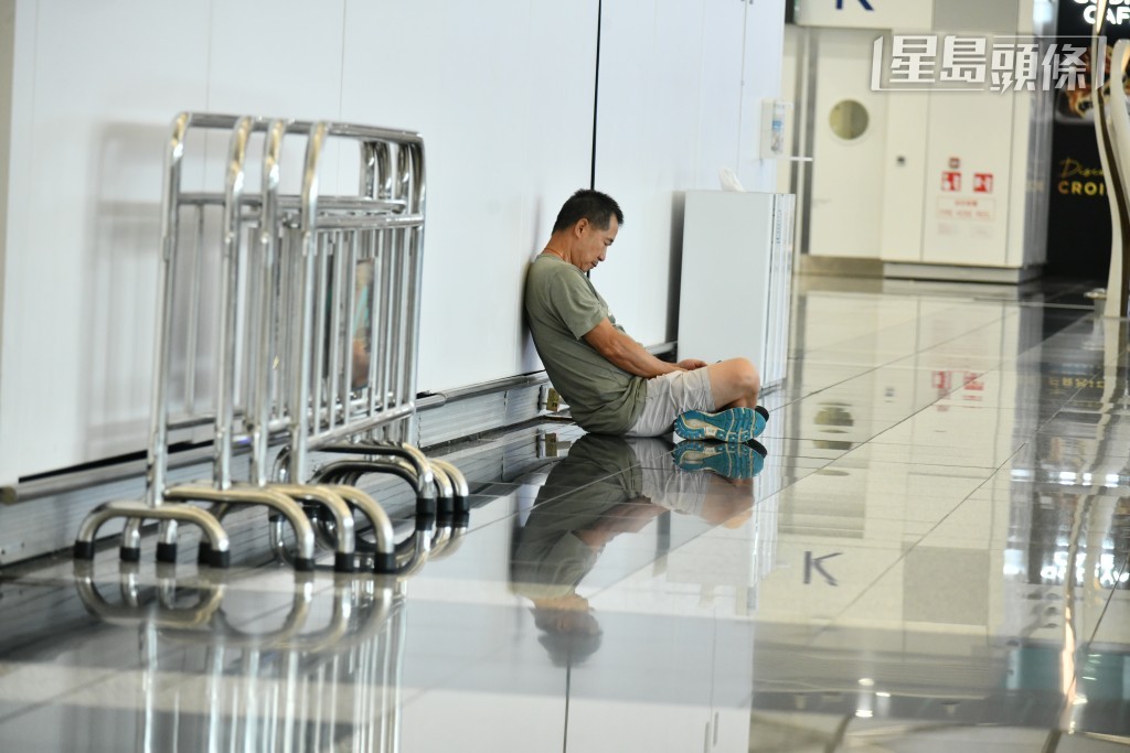 有旅客滯留機場。  ​