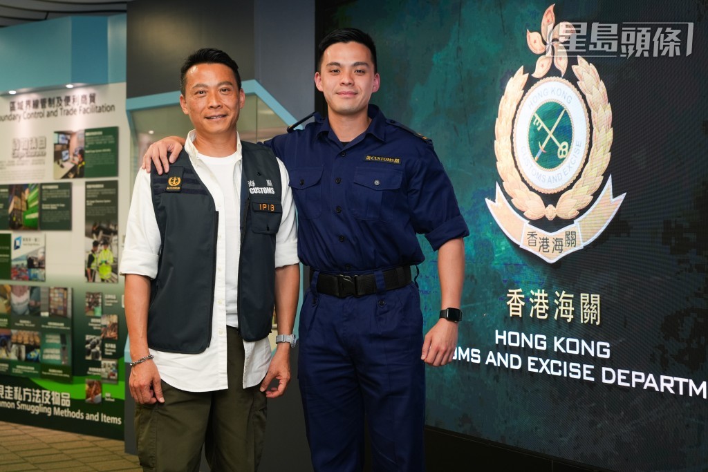 吳衍霆(右)受父親吳紹雄(左)啟發加入海關,傳承爸爸的工作熱誠和認真。吳艷玲攝 吳衍霆(右)受父親吳紹雄(左)啟發加入海關,傳承爸爸的工作熱誠和認真。吳艷玲攝