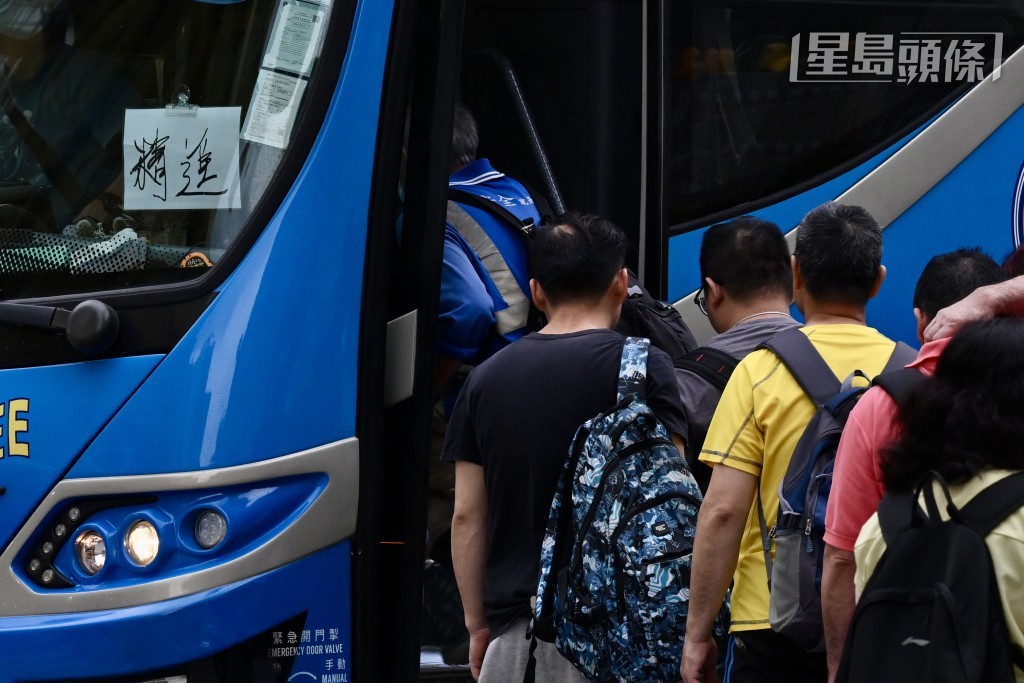 房協會鼓勵接手的承建商優先考慮聘用原工友及分判商,以減低更換承建商對他們的影響。 房協會鼓勵接手的承建商優先考慮聘用原工友及分判商,以減低更換承建商對他們的影響。