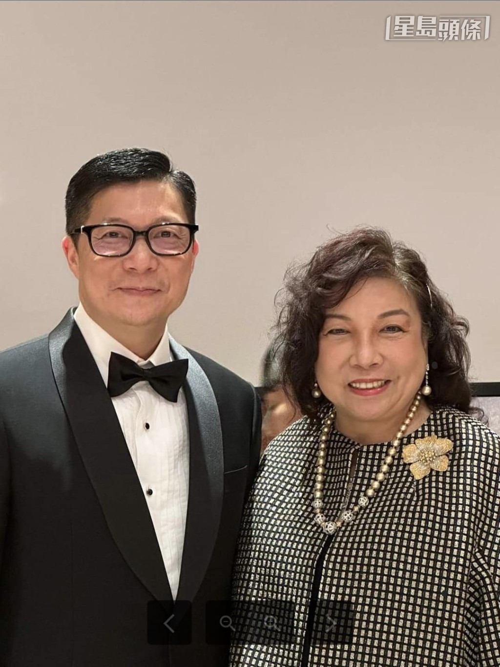 「萬事」系掌舵人伍燕梅 (右) 向來熱心公益,公職多多,貢獻社群,尤其支持香港警方,積極參與有關警隊的公益活動。 「萬事」系掌舵人伍燕梅 (右) 向來熱心公益,公職多多,貢獻社群,尤其支持香港警方,積極參與有關警隊的公益活動。