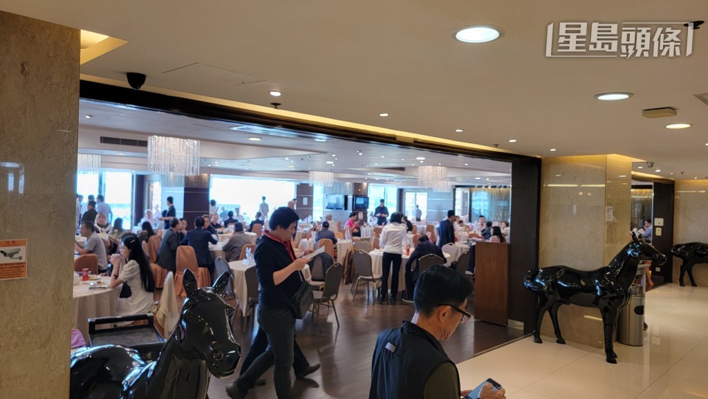 今日是澳門賽馬的最後一次賽日。吸引了很多人入場觀賞賽事。