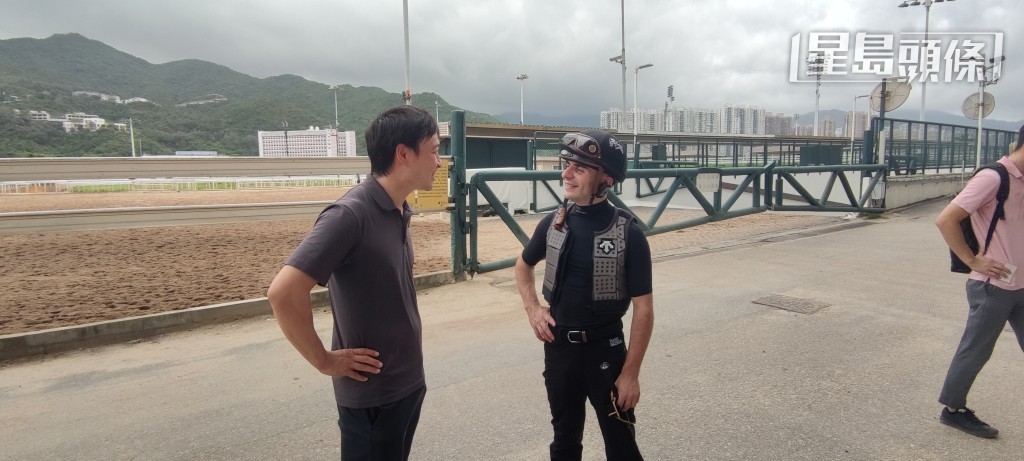 橋田宜長 (左) 預計留港一星期，今早他便進入伍鵬志馬房，跟練馬師伍鵬志會面。