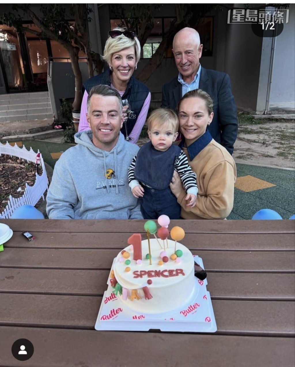 莊倩 (右二) 分享了兒子Spencer William Richards慶祝一歲生日的相片,小男孩樣子很可愛呢! 莊倩 (右二) 分享了兒子Spencer William Richards慶祝一歲生日的相片,小男孩樣子很可愛呢!