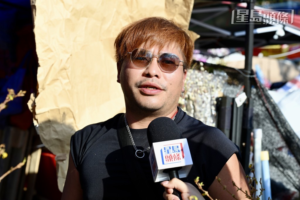 花檔檔主林先生表示，今年整體生意一般，故提早做促銷優惠，直言天氣較熱「曬到啲花爛晒」。