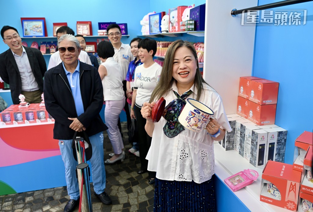羅淑佩即場逛「快閃店」購買紀念品。 羅淑佩即場逛「快閃店」購買紀念品。