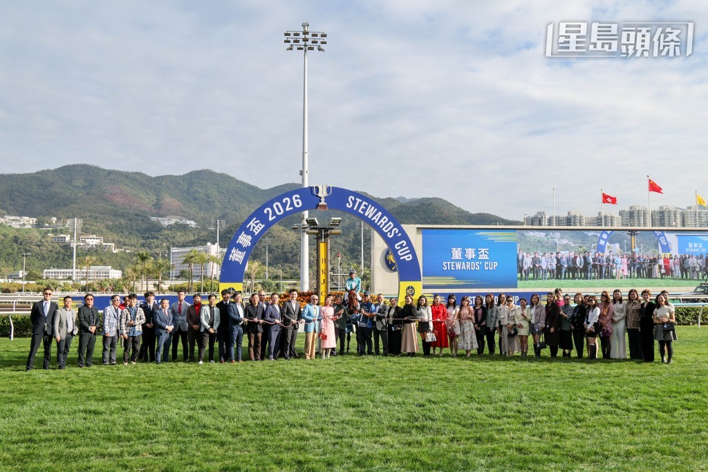 「浪漫勇士」的馬主及幕後團隊賽後祝捷。