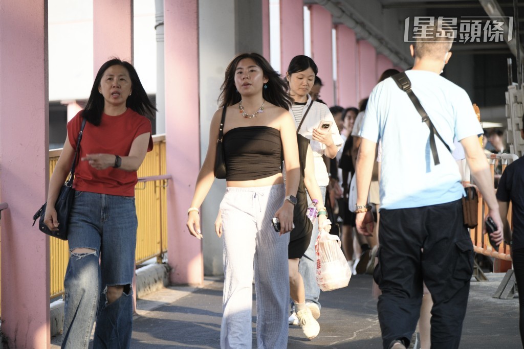 天文台預料一道廣闊低壓槽會在本周中期為南海中部帶來不穩定天氣。