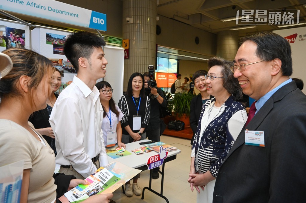 楊何蓓茵（右二）早前在招聘展覽與學生傾談。政府新聞處