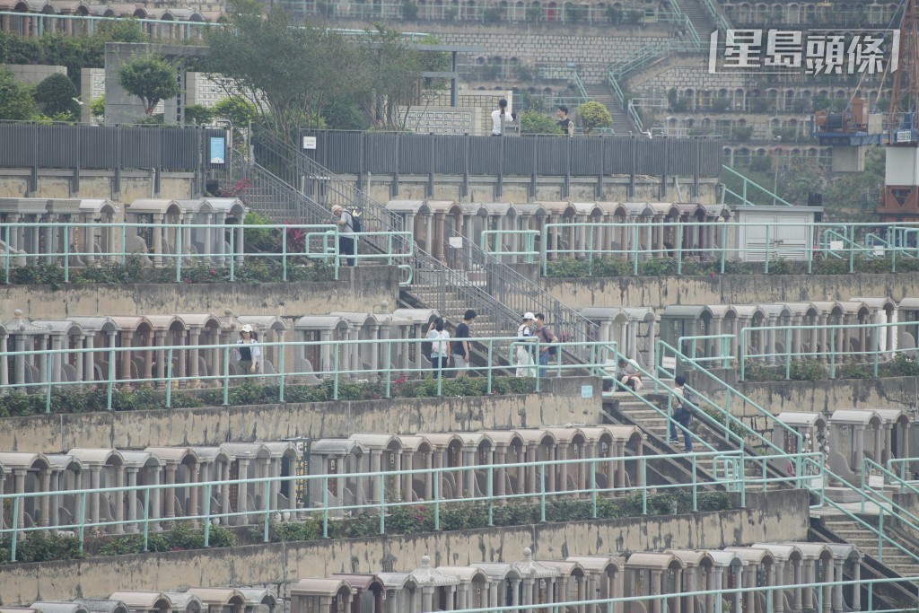 記者今早到將軍澳永遠華人墳場,發現已有不少市民一家大小帶齊祭品、鮮花祭祀。歐樂年攝 記者今早到將軍澳永遠華人墳場,發現已有不少市民一家大小帶齊祭品、鮮花祭祀。歐樂年攝