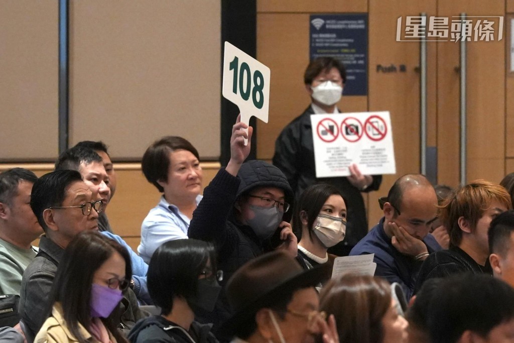 手持83號牌的女士與手持108號牌的男士爭奪「D」字車牌。劉駿軒攝 手持83號牌的女士與手持108號牌的男士爭奪「D」字車牌。劉駿軒攝