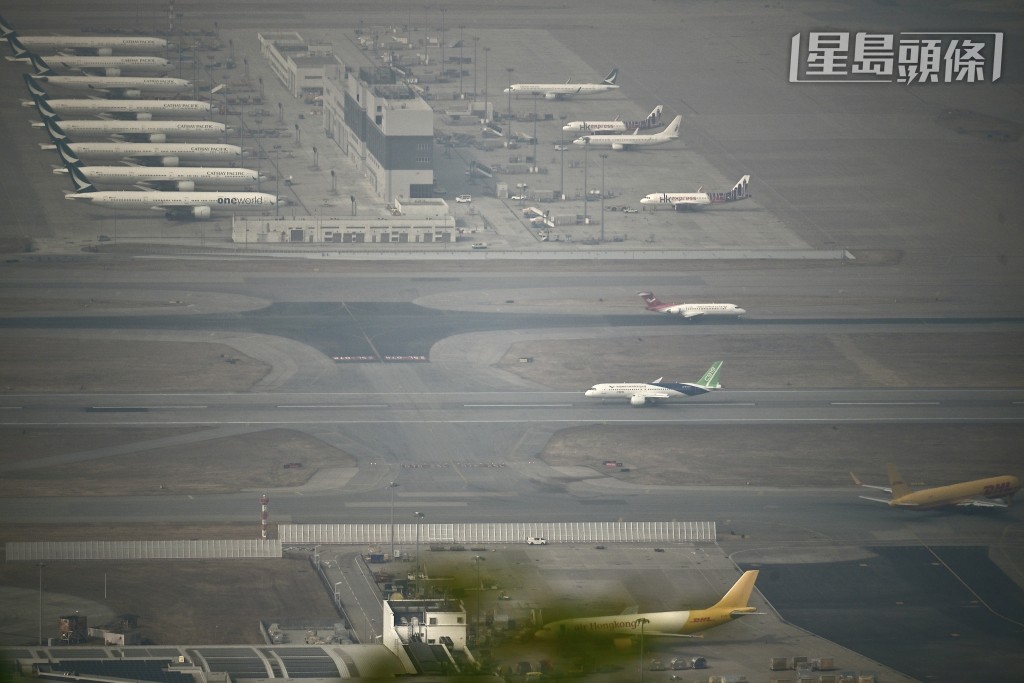 國產機C919與ARJ21訪港。陳極彰攝 國產機C919與ARJ21訪港。陳極彰攝