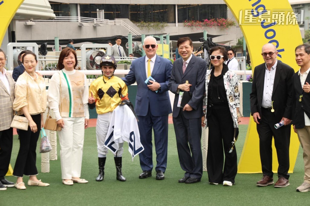 賀賢 (中) 指「飛來霸」跑直路賽更合，以往走來不集中易分心，上場加了羊毛面箍出賽即勝，效果理想。