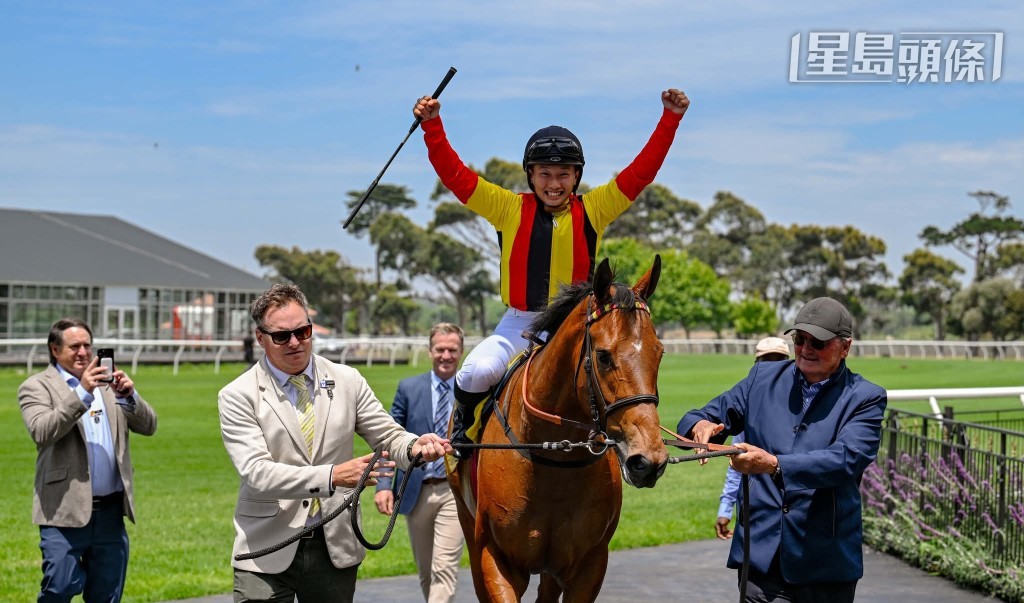 袁幸堯暫時在南非贏出三場頭馬,她將在明(11/10)日繼續在凱尼沃斯馬場上陣。 袁幸堯暫時在南非贏出三場頭馬,她將在明(11/10)日繼續在凱尼沃斯馬場上陣。
