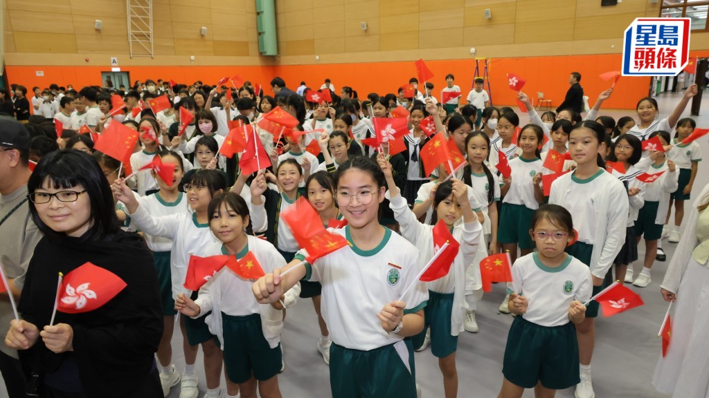 為響應4月15日「國家安全教育日」，緊扣「主動對接『十五五』規劃，堅持統籌發展和安全」主題，香港多間大學陸續舉辦升旗儀式。教大提供