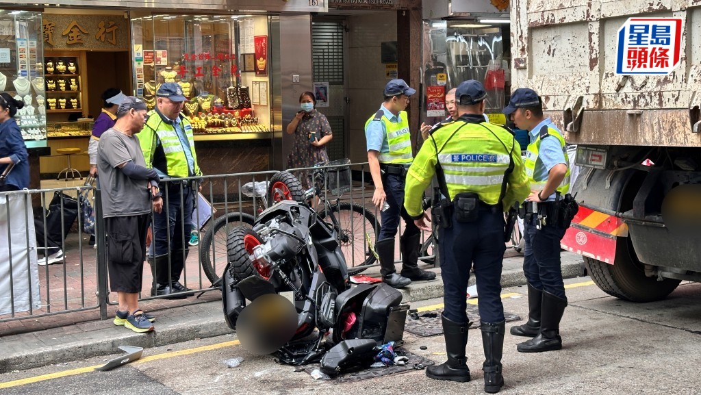 电单车撞泥头车车尾。梁国峰摄