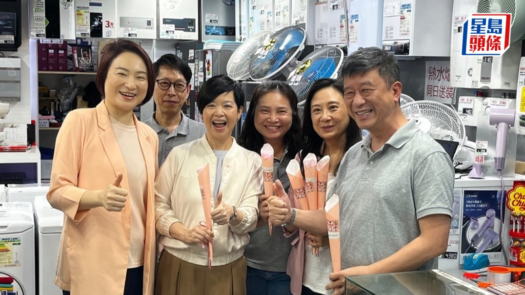 何永賢走訪商場各處與市民互動，途中到一間電器舖與店主交談。黃子龍攝