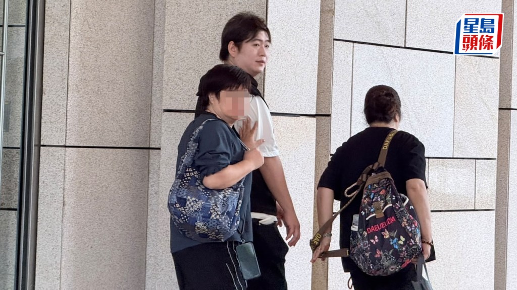冷氣維修員施柱峰為一時貪玩，裸體站在鄰居門外自瀆兼自拍，今判囚7日，但緩刑18個月。雷璟怡攝