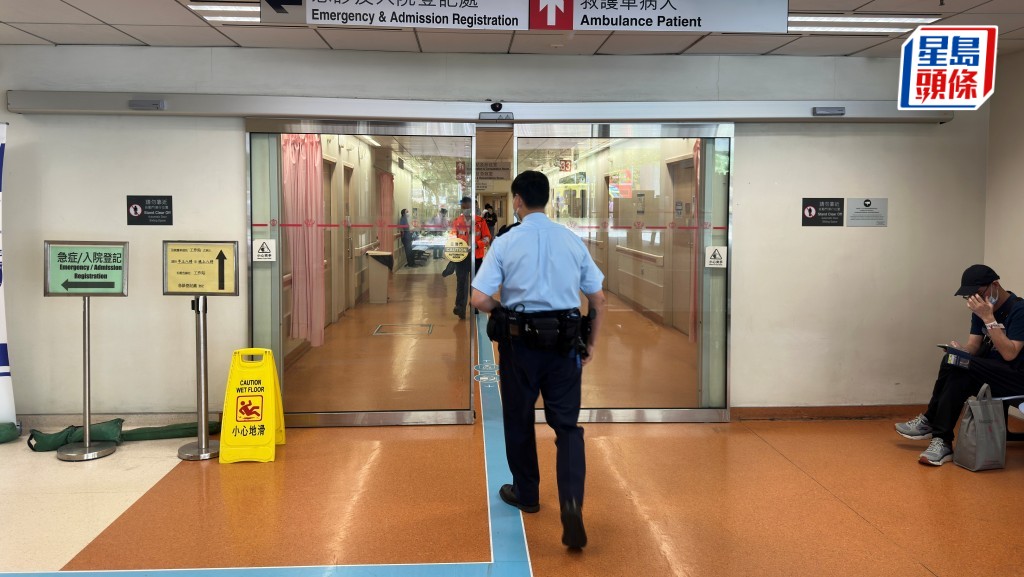 青年墮城門河獲救送院，警員到醫院了解事件。梁國峰攝
