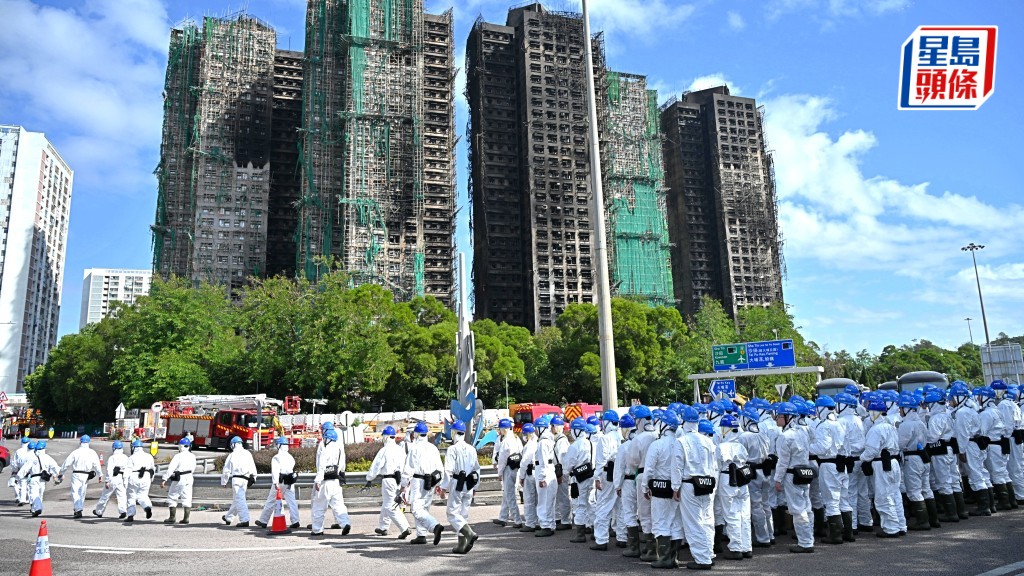 大批DVIU人員到達宏福苑火場內搜證。蘇正謙攝