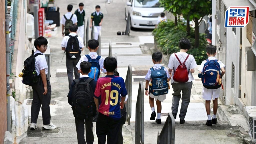 教育局今日公布「點人頭」結果，本學年公營中學共減少6班中一，公營小學共增加9班小一。資料圖片