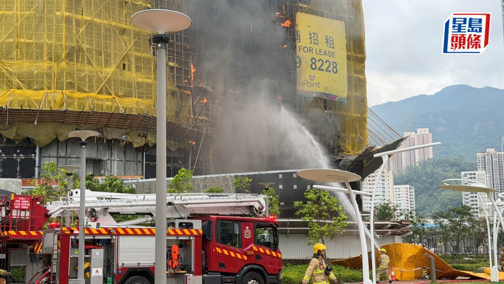 棚架起火，消防開喉撲救。梁國峰攝