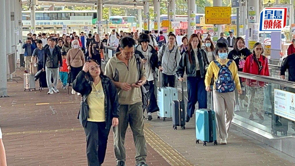 深圳灣口岸人流暢順。梁偉亨攝