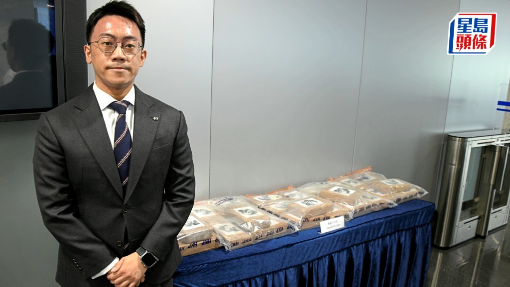 警方昨(25日)在觀塘以「販運危險藥物」罪拘捕一名本地男子,檢獲約30公斤懷疑可卡因,市值約港幣2400萬元。楊偉亨攝