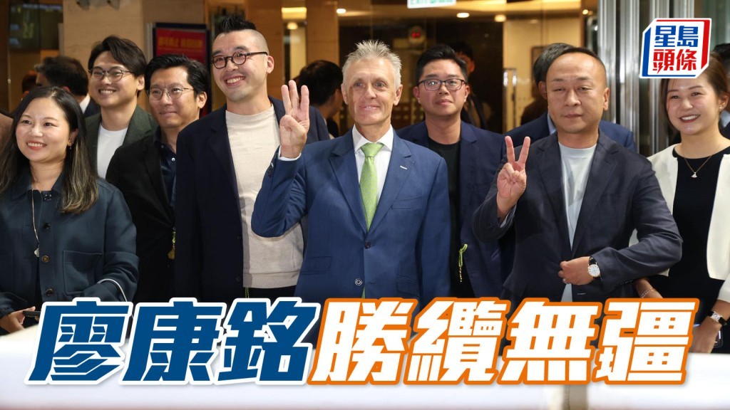 廖康銘 (中) 於周三晚谷賽憑「譽友駿駒」、「勁好運」和「年少多好」連中三元封練馬師王,並捧走浪琴錦標更已連贏十一個賽馬日,勢不可當。