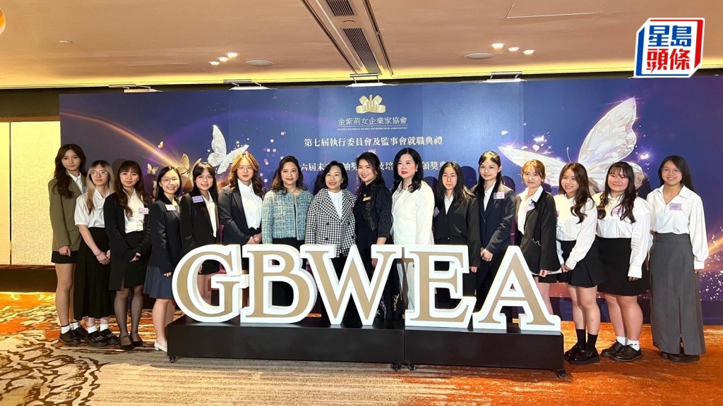 民政及青年事務局局長麥美娟(左8)擔任主禮嘉賓,並與一眾得獎者合照。佘丹薇攝