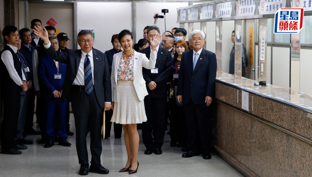 柯文哲與副手搭檔「新光公主」立委吳欣盈前往中選會登記參選。 路透社