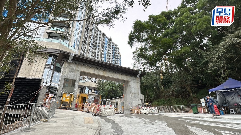 石硤尾工地工人跣腳墮地 鐵枝插腹送院搶救