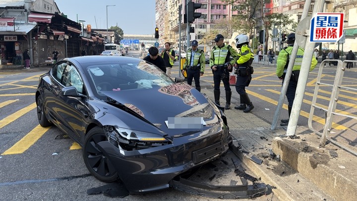 Tesla油麻地果欄外失事。梁國峰攝